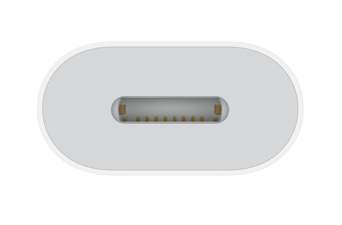 Białe złącze USB-C, zbliżenie. Białe tło.