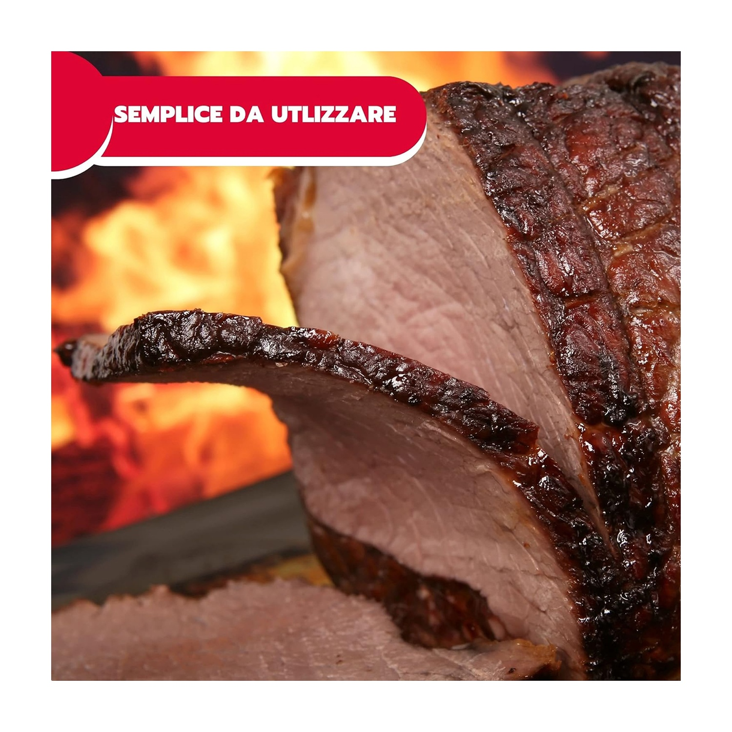 Primo piano di carne arrosto a fette, con fuoco sfocato sullo sfondo.