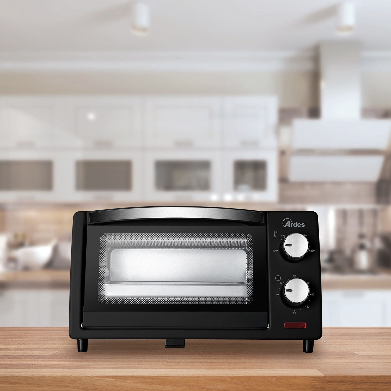 Un forno tostapane nero su una superficie di legno, con sfondo cucina sfocato.
