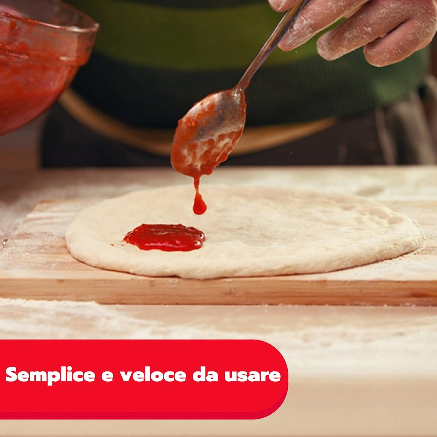 Una mano versa salsa di pomodoro su una base di pasta. Testo: Semplice e veloce da usare.