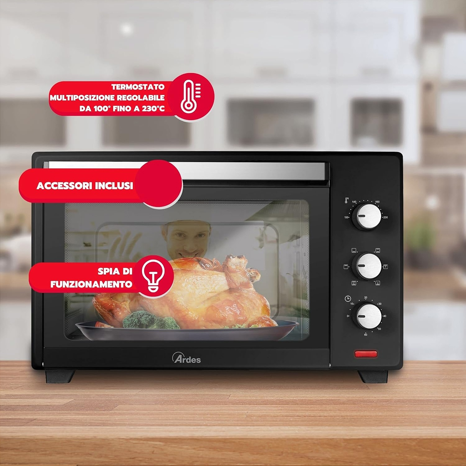 Un forno nero con un pollo arrosto all'interno, con etichette che indicano funzioni e impostazioni.