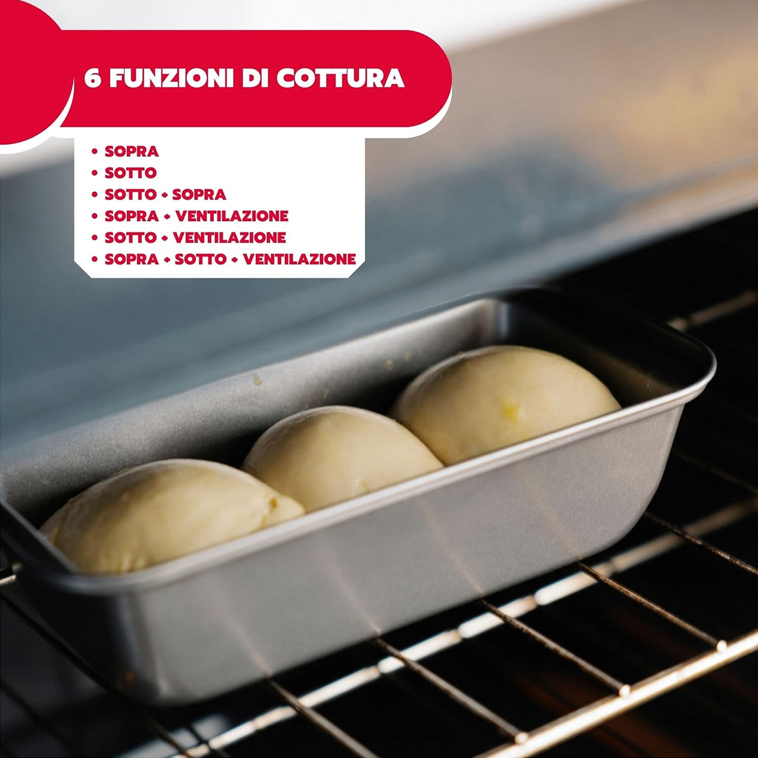 Un forno con tre panini in una teglia, all'interno del forno.