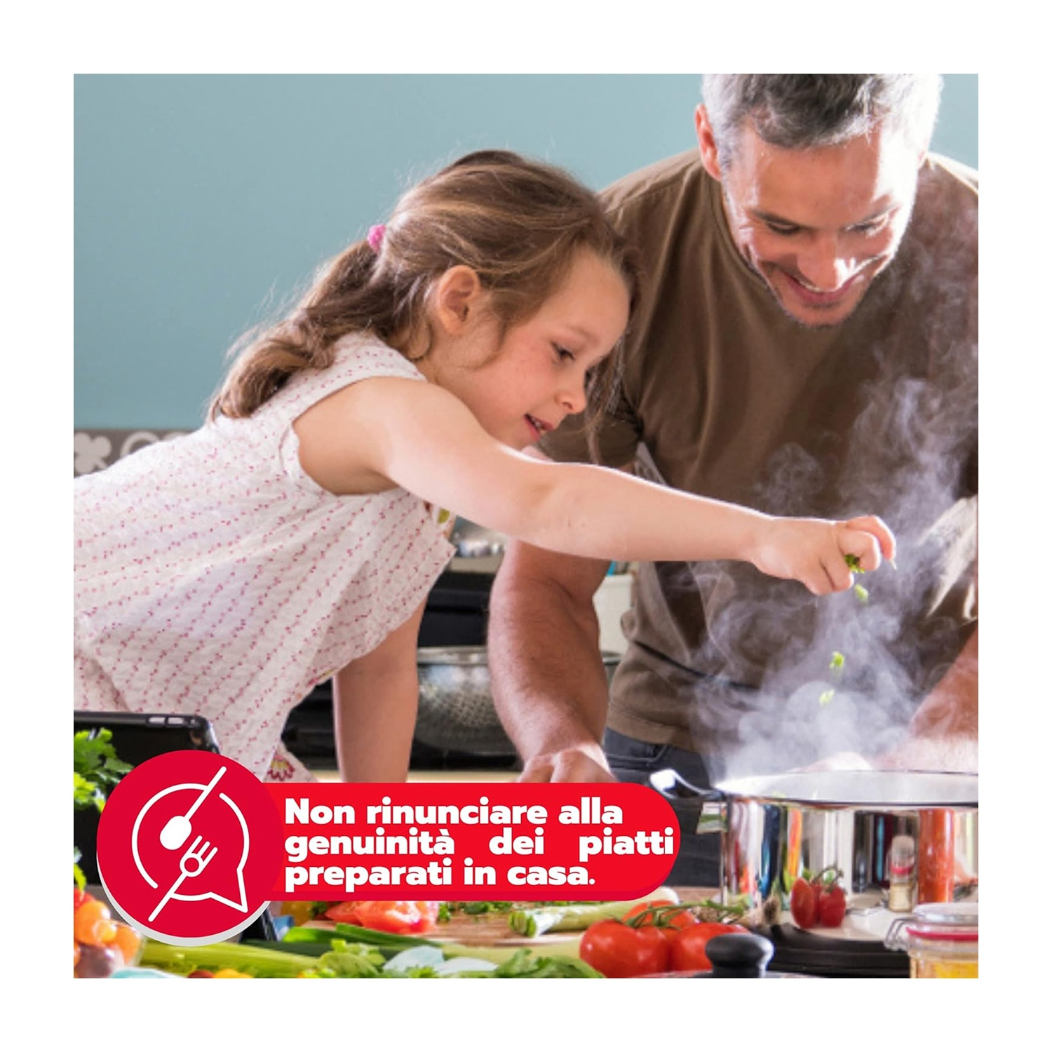 Una bambina e un uomo che cucinano, con una pentola fumante e testo: Non rinunciare all'autenticità dei piatti fatti in casa.