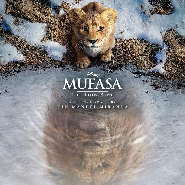 Löwenjunges mit Spiegelbild und Mufasa-Titel auf verschneitem Hintergrund.