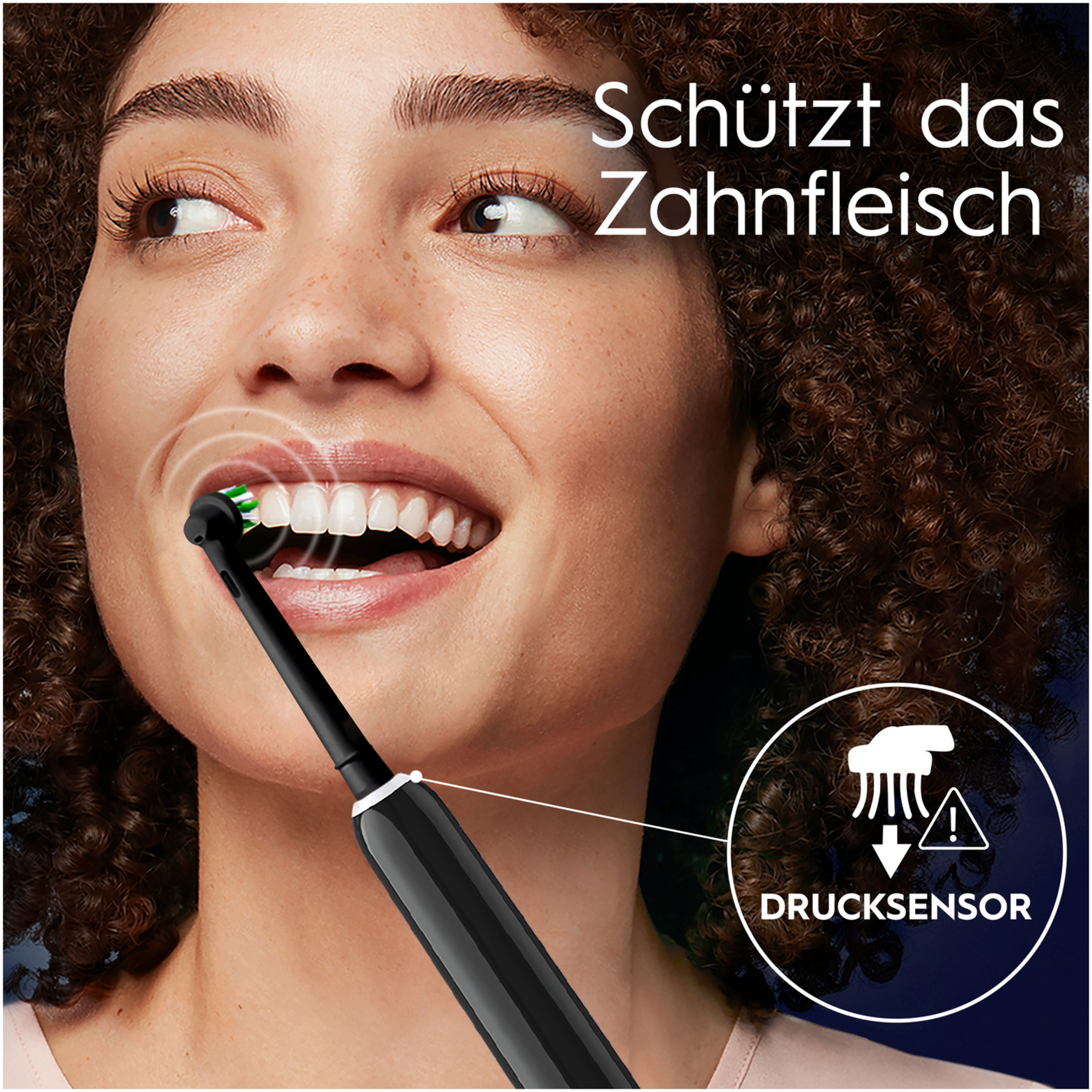 Eine Frau putzt sich mit einer schwarzen elektrischen Zahnbürste die Zähne.