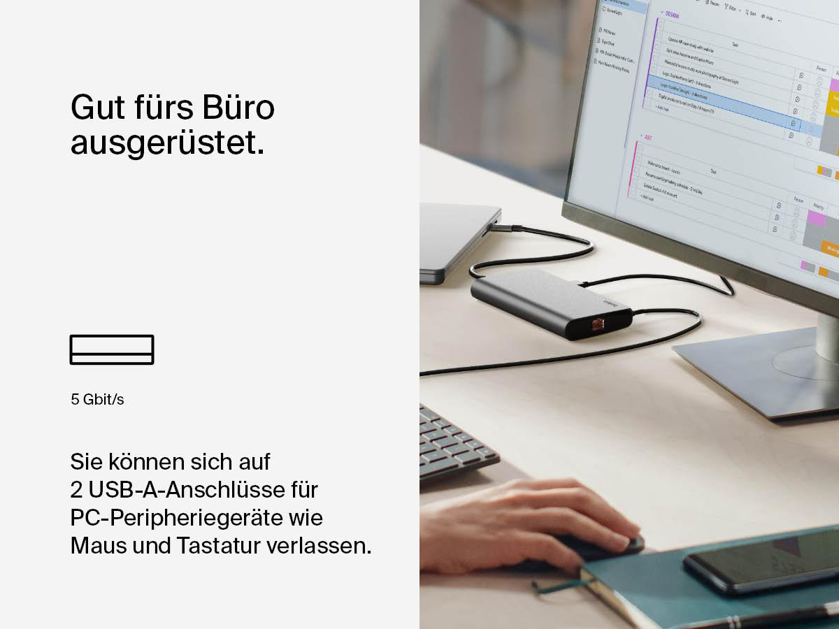 Büro-Setup mit Monitor, Tastatur und externer Festplatte.
