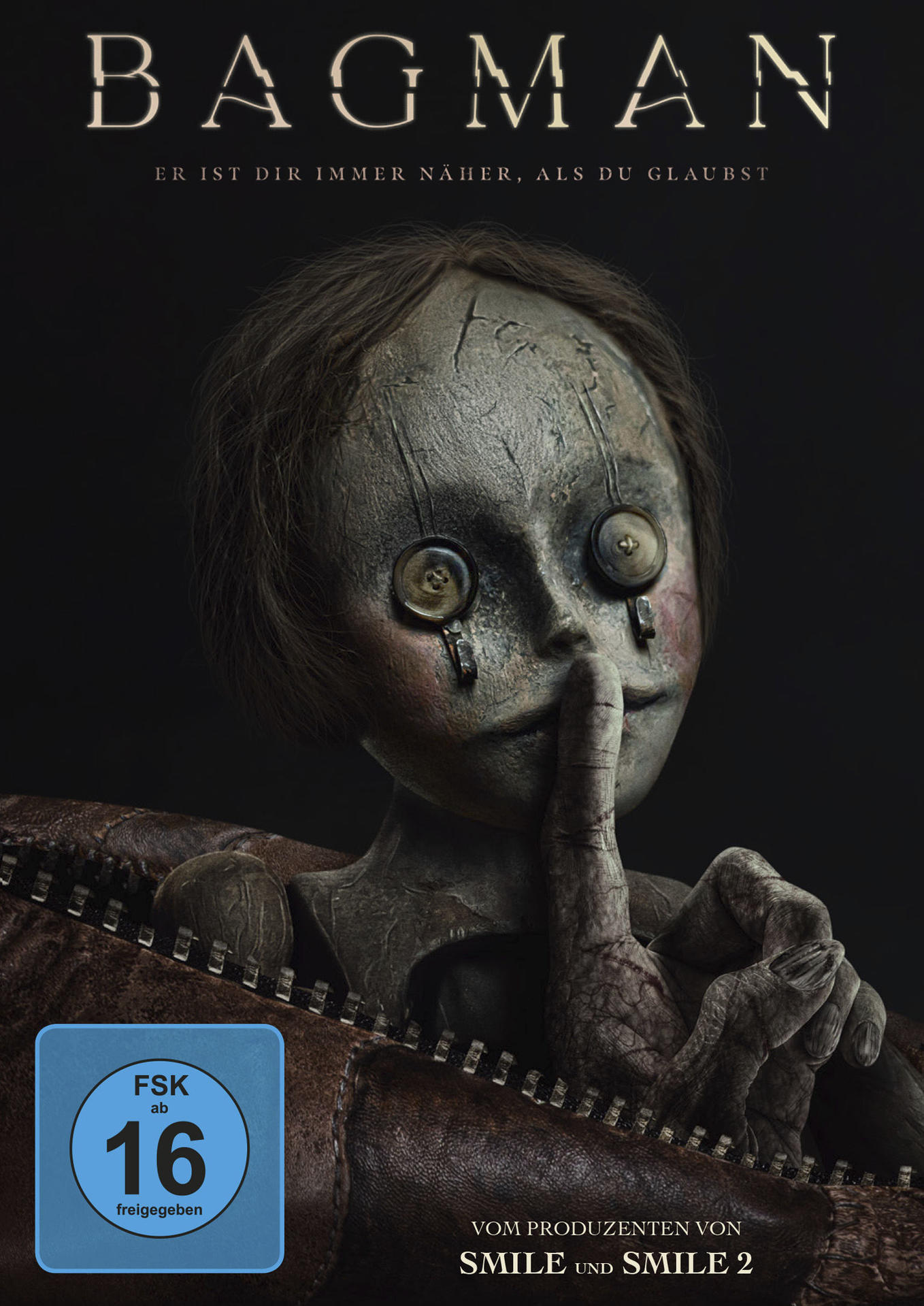Filmplakat: Puppenähnliches Gesicht blickt aus einer Tasche, Finger an den Lippen. Titel: BAGMAN.