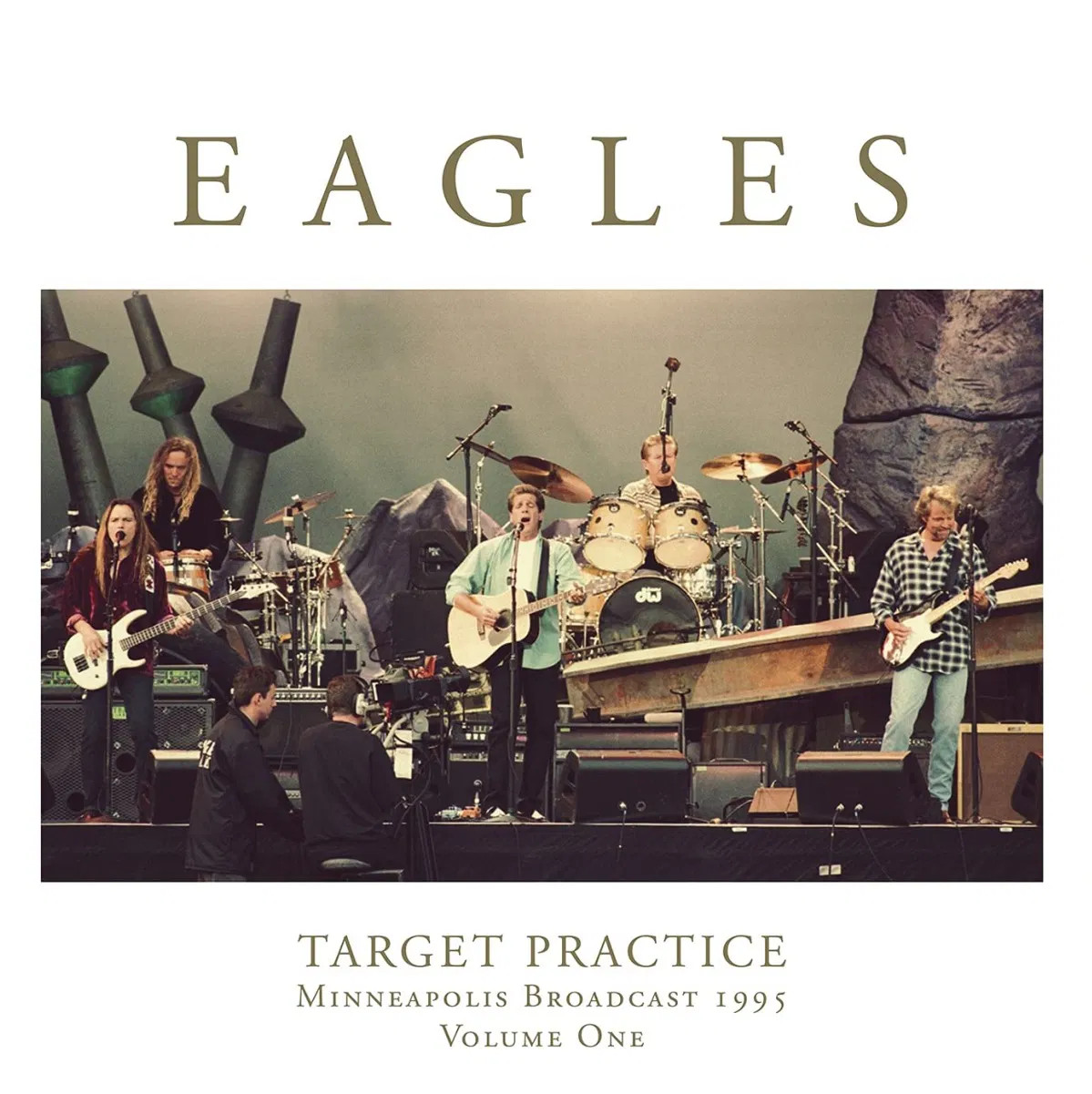 Eagles album borító. Zenekar a színpadon, előad. Színpadi fények és berendezések a háttérben.