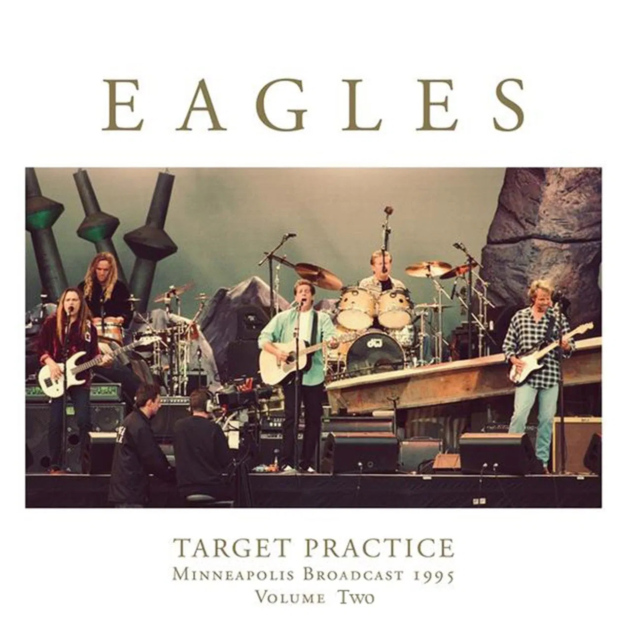 Az Eagles a színpadon gitárokat és dobokat játszik. Album: Target Practice, Minneapolis Broadcast 1995, Volume Two.