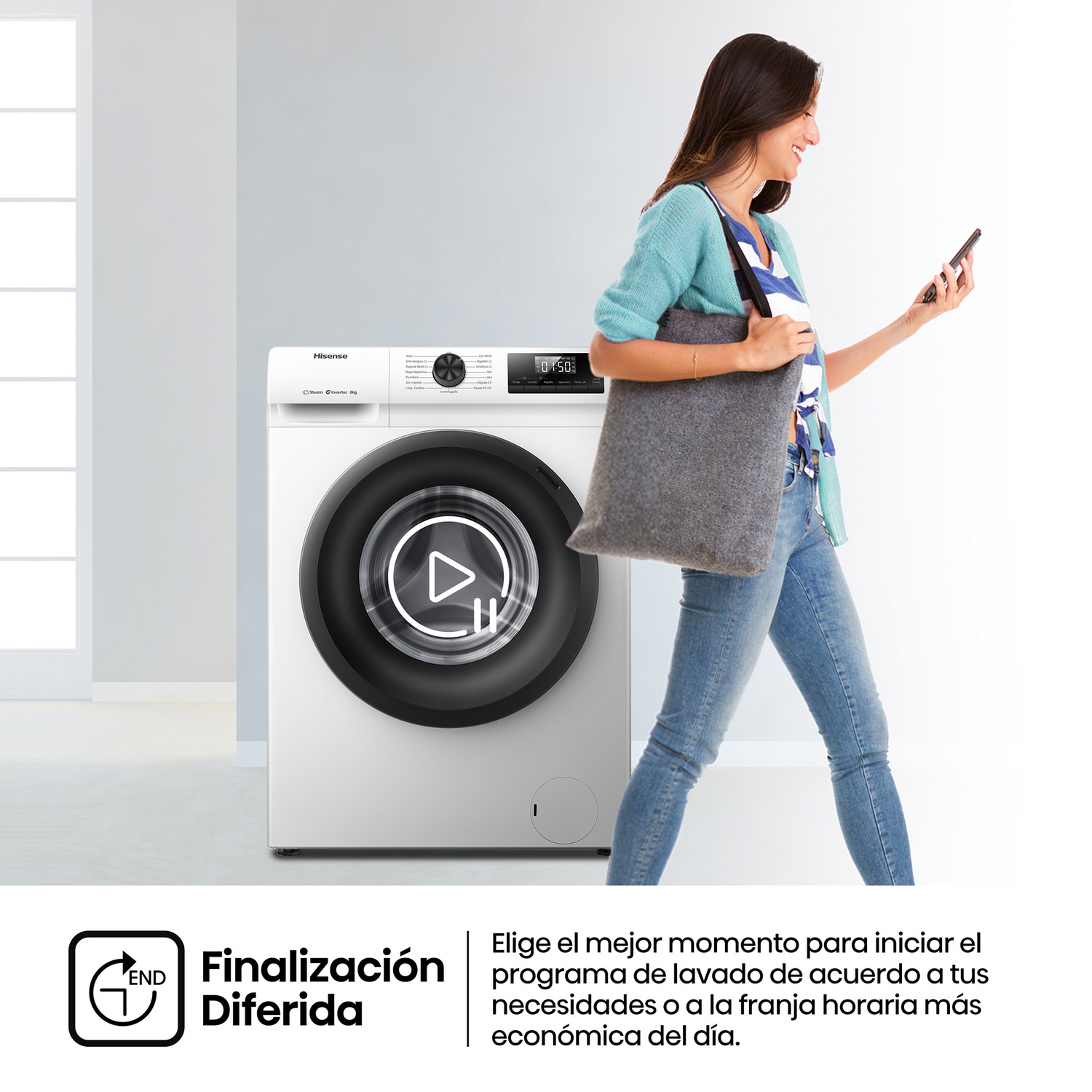 Una mujer camina junto a una lavadora blanca, sosteniendo un teléfono y una bolsa de mano.