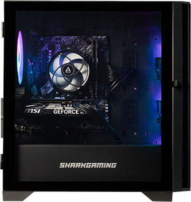 Egy PC-tok belseje, RGB-fényekkel megvilágított alkatrészekkel, a SharkGaming logójával.