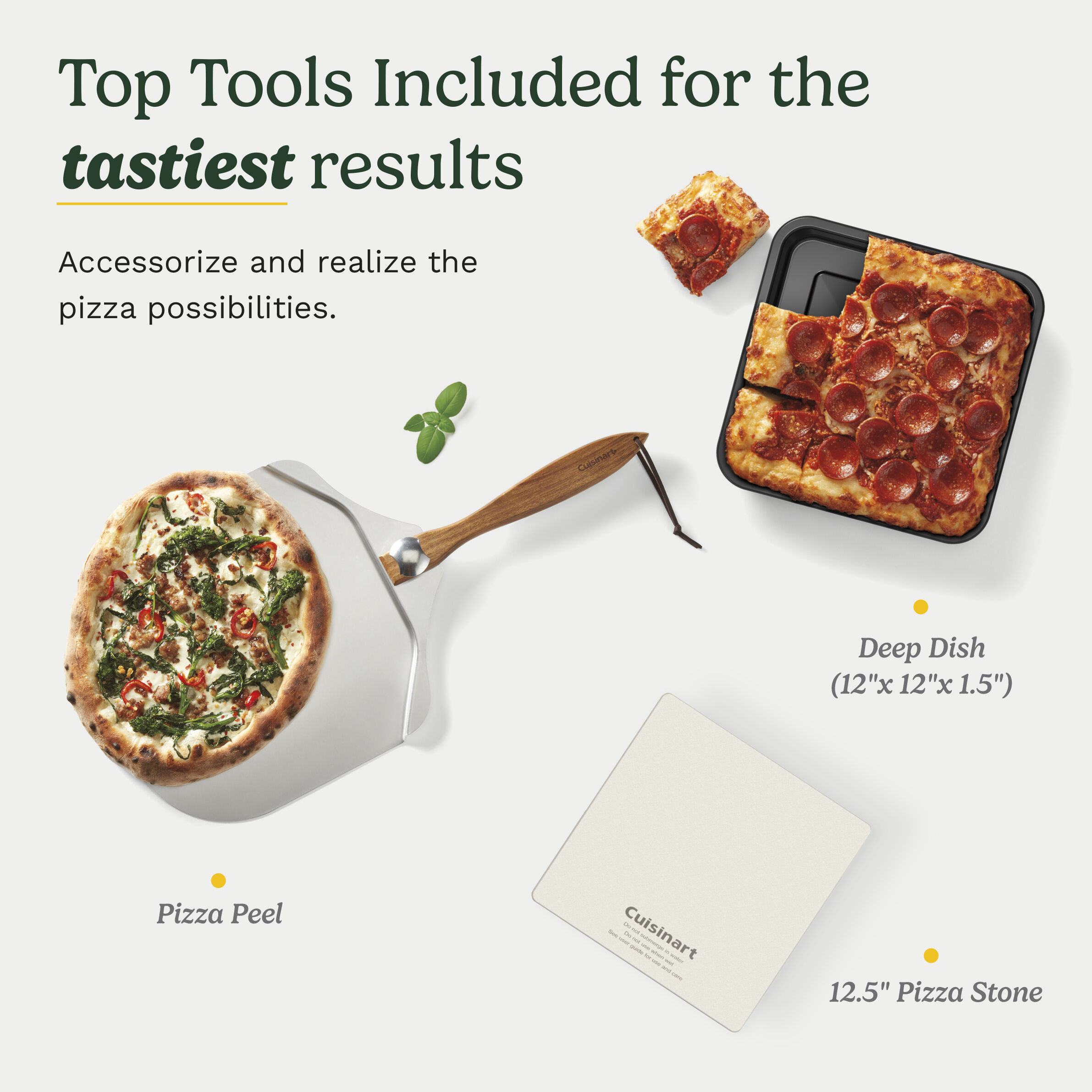Outils à pizza : Pelle à pizza avec manche en bois, pierre à pizza et une pizza deep dish. Fond blanc.