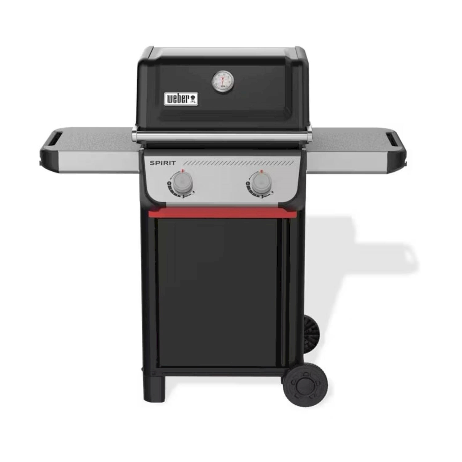 Un barbecue Weber nero e argento con due tavolini laterali e un ripiano rosso, su sfondo bianco.