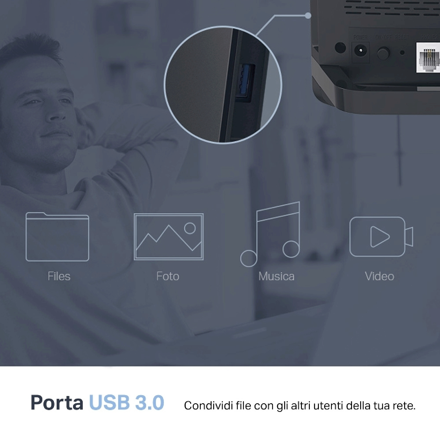 Un uomo siede davanti a un monitor. Icone per file, foto, musica e video sullo schermo.