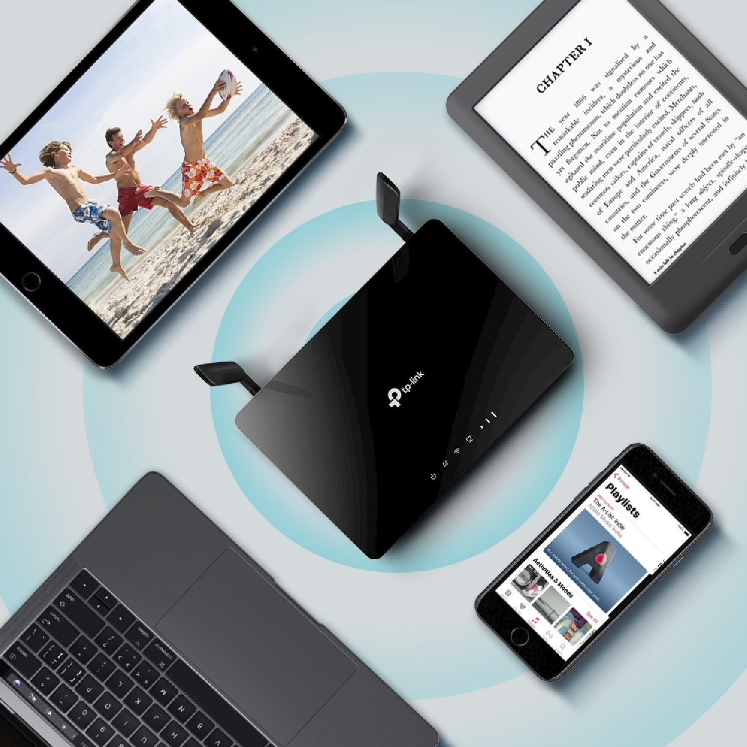 Vari dispositivi con un router al centro. Include un laptop, un tablet e uno smartphone.