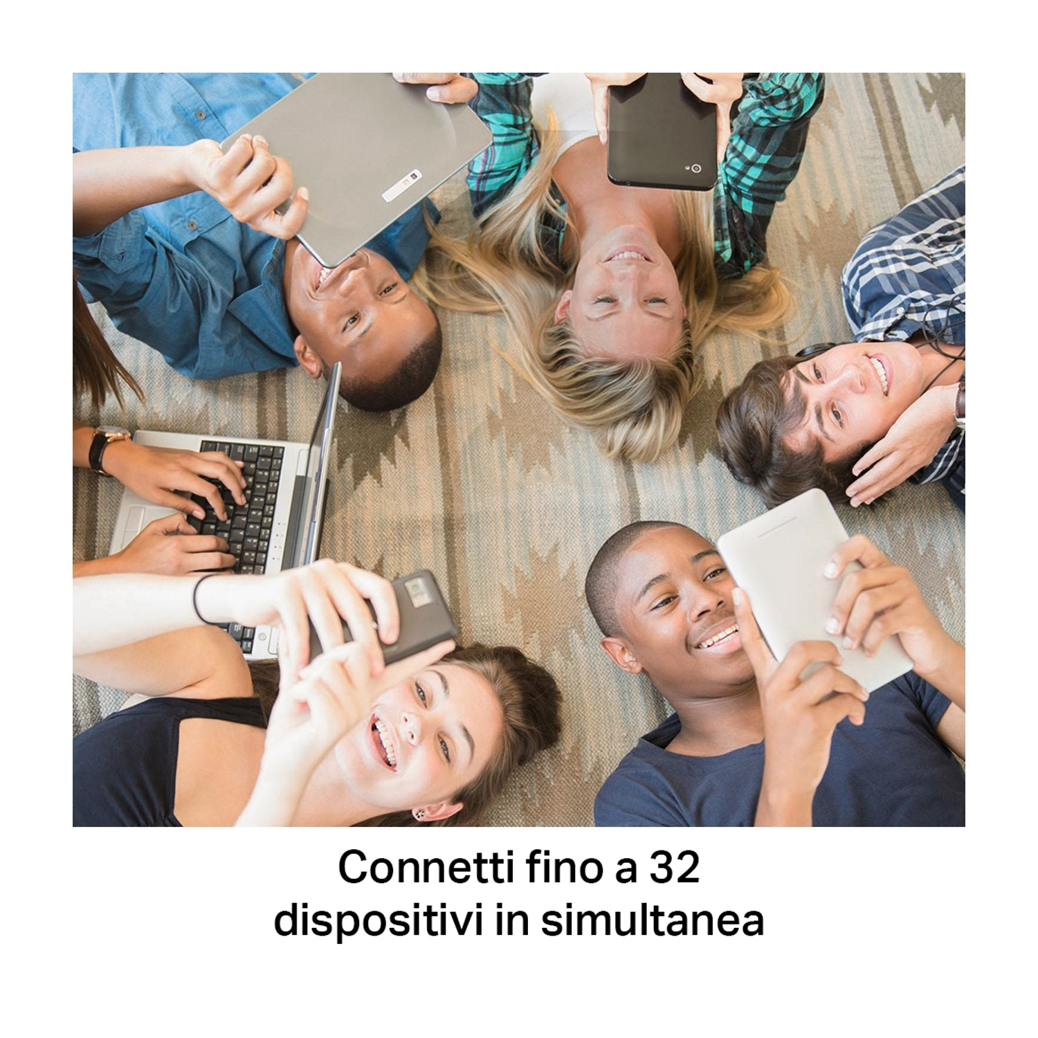 Un gruppo di giovani sdraiati, che usano dispositivi. Laptop, tablet e telefoni sono in uso.