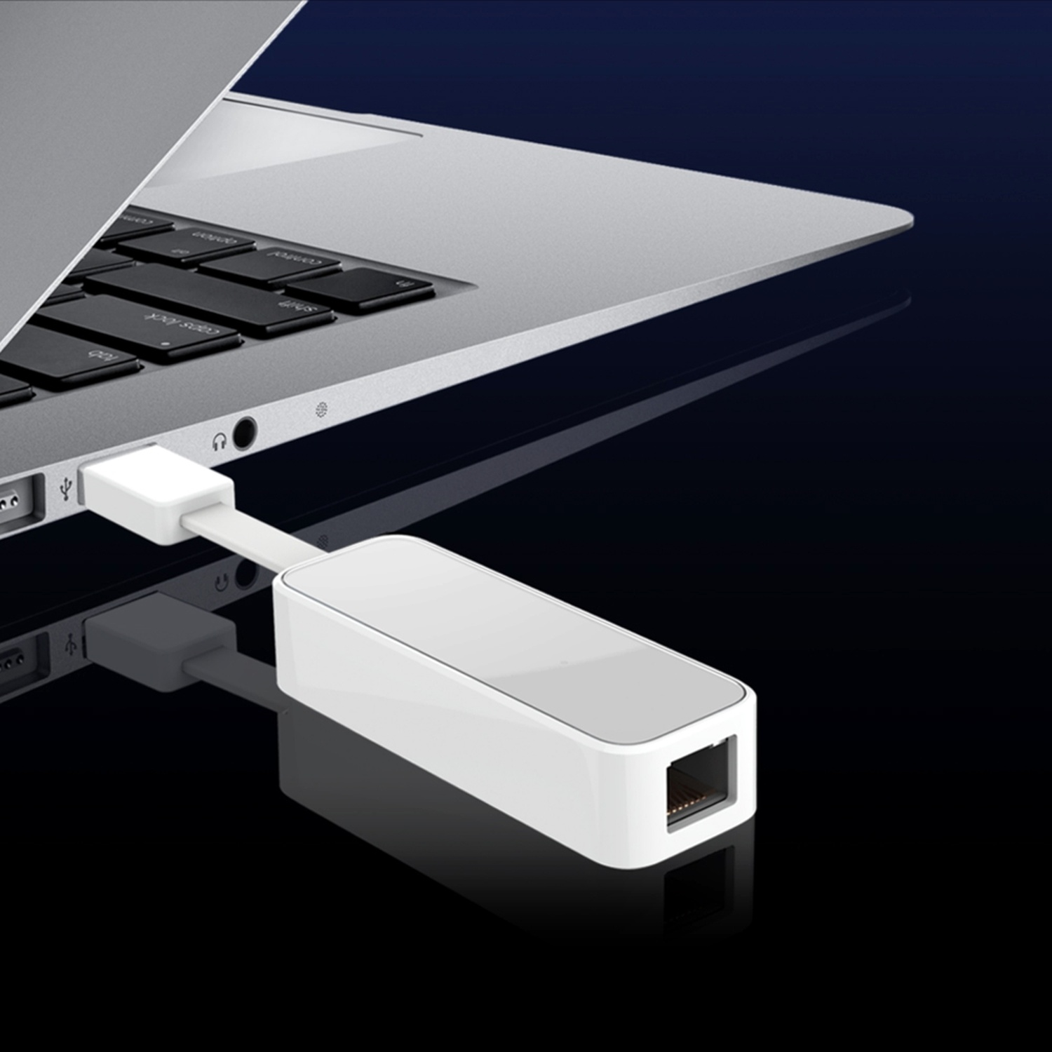 Adattatore bianco collegato a un laptop tramite USB, con porta Ethernet visibile.