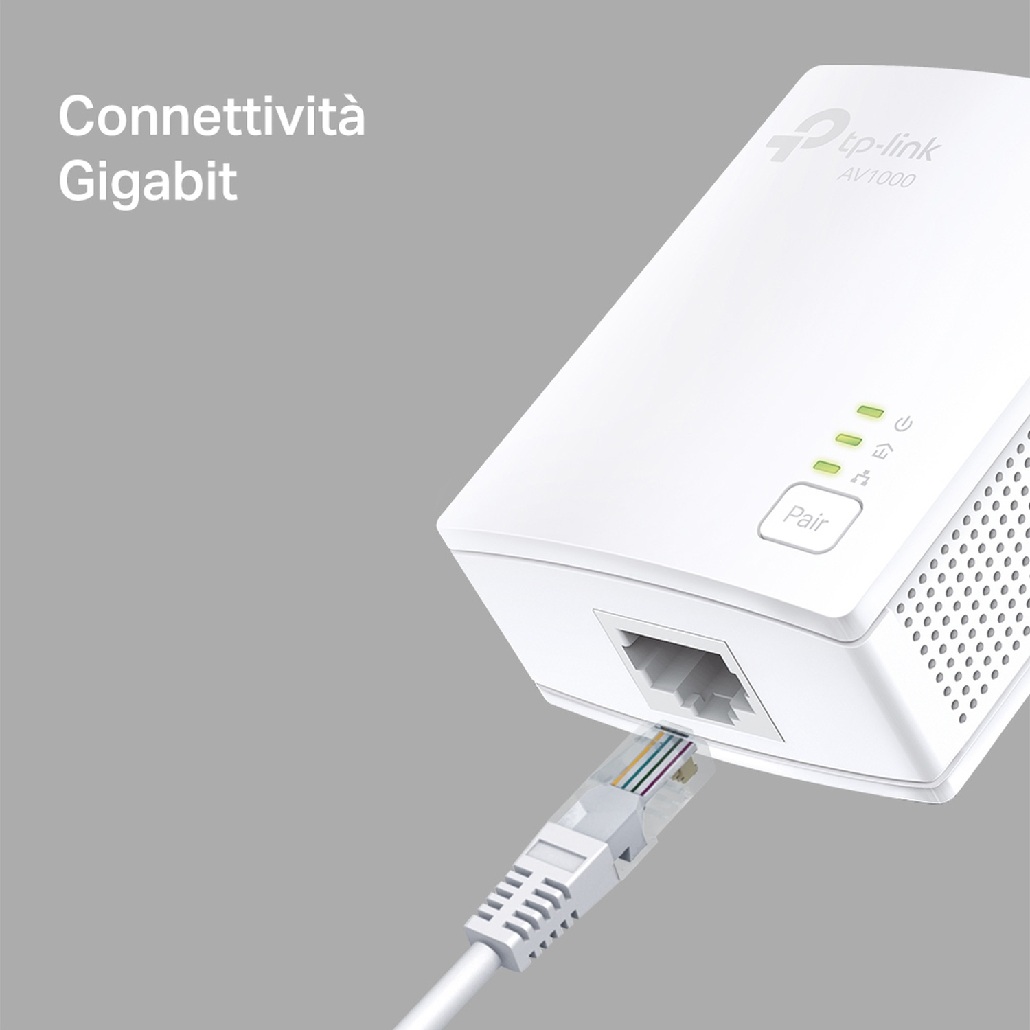 TP-Link AV1000 bianco, connettività Gigabit. Un cavo di rete è collegato al dispositivo. Sfondo grigio.