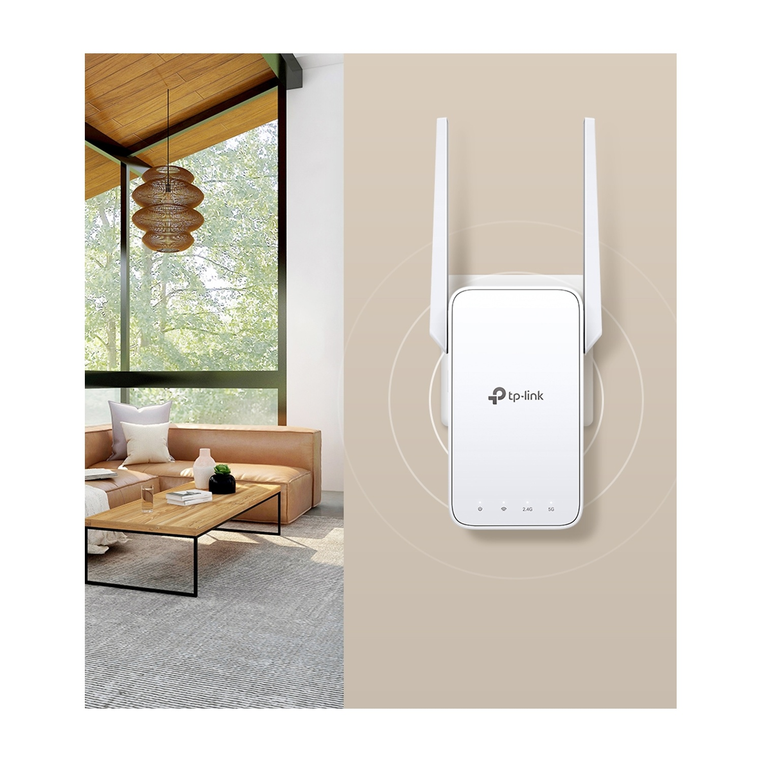 Ripetitore Wi-Fi bianco su un muro beige, soggiorno sullo sfondo.