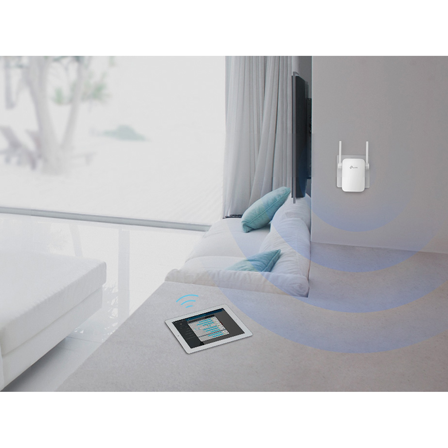 Un extender di rete bianco attaccato a un muro, con un tablet su un tavolo e uno sfondo sfocato.