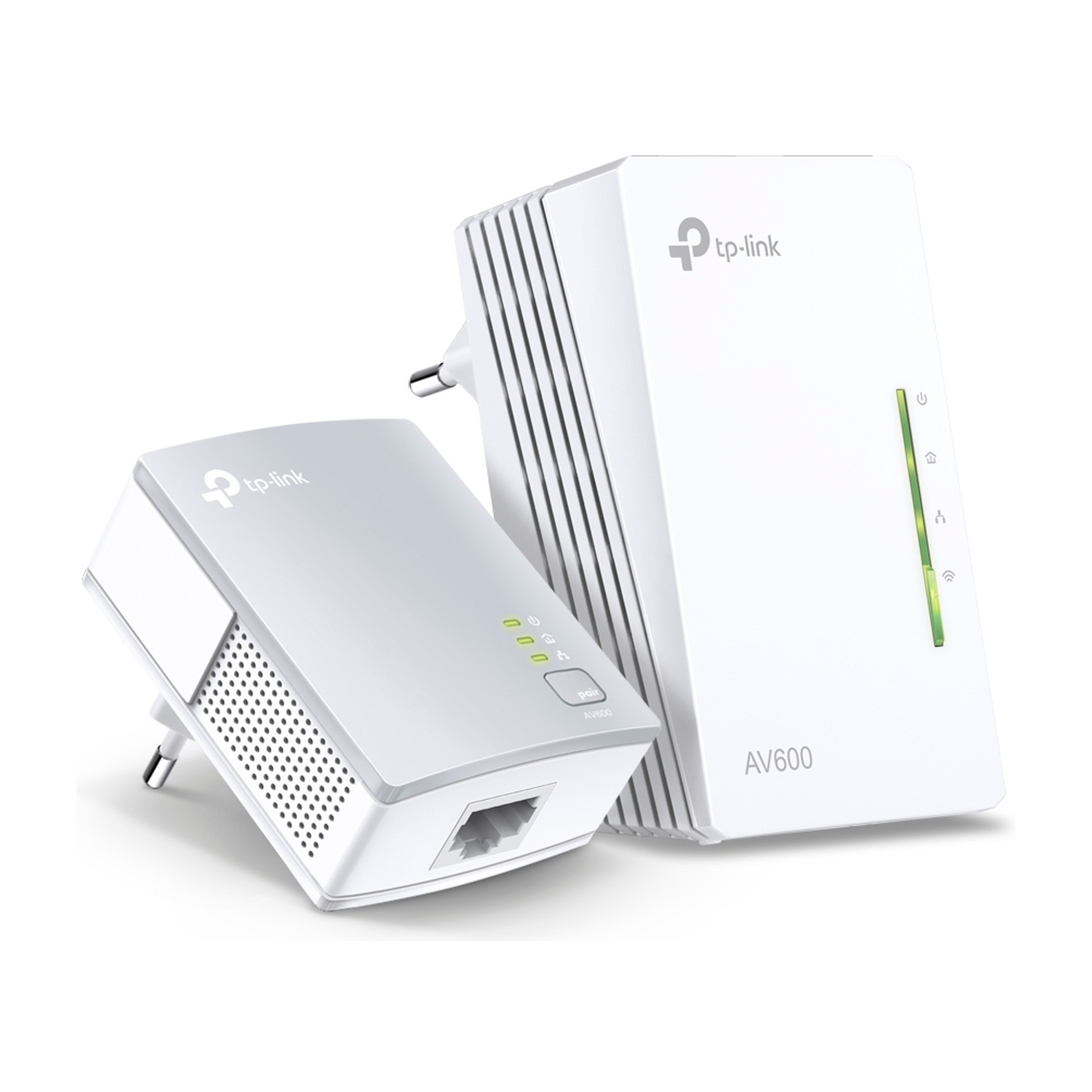 Due adattatori powerline TP-Link AV600 bianchi. Uno è collegato, l'altro accanto.