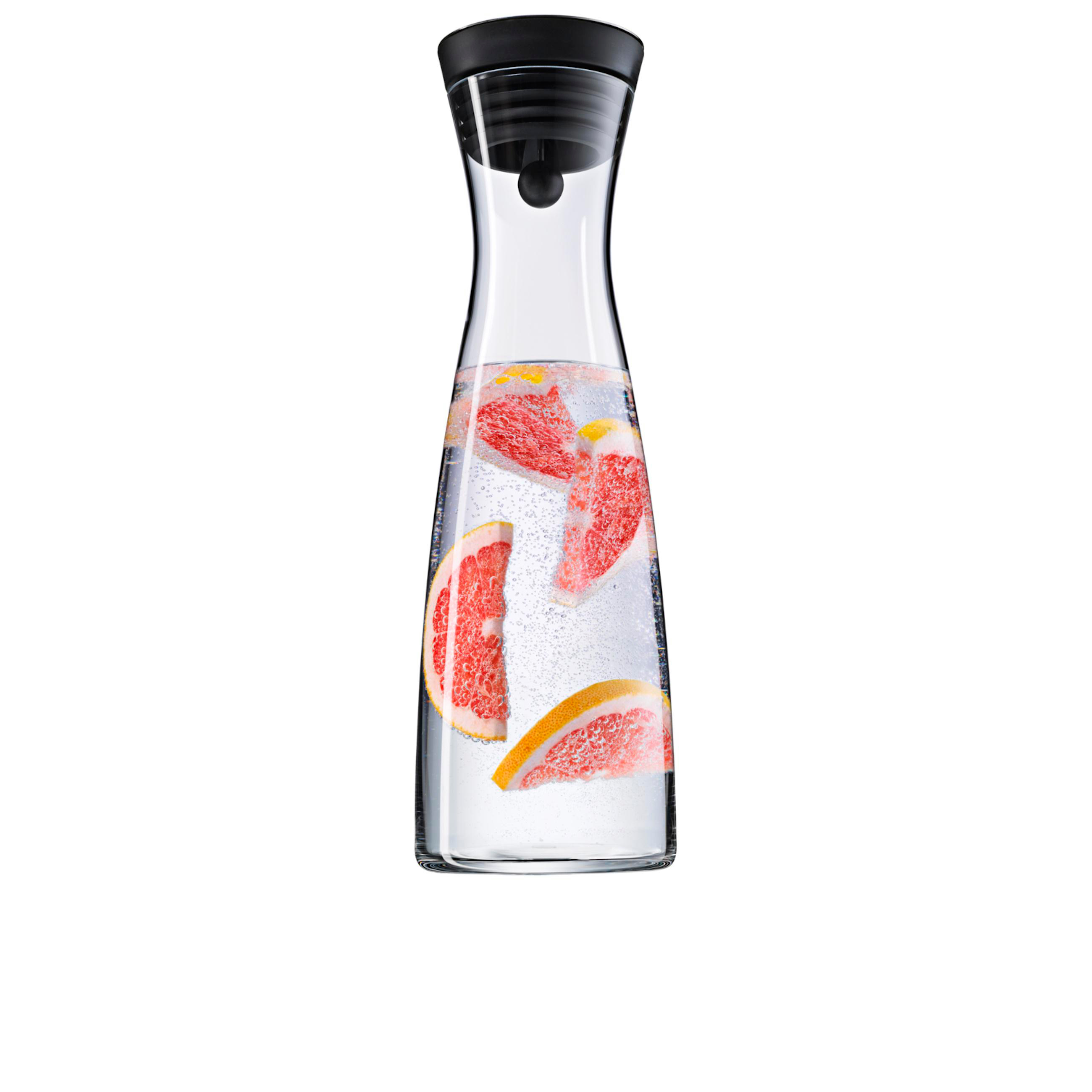 Glaskaraffe mit Grapefruitscheiben in Wasser.