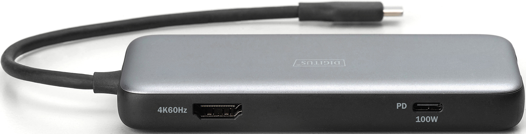 Nahaufnahme eines Multiport-Adapters mit Anschlüssen und einem schwarzen Kabel.