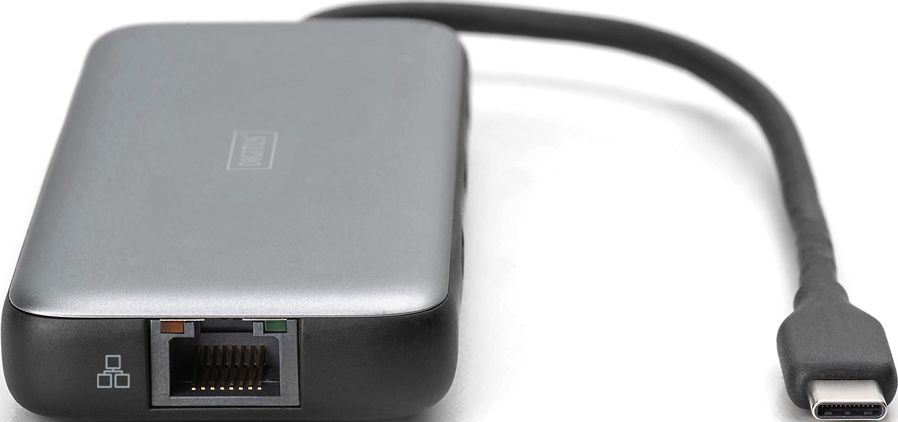 Ein USB-C-Hub mit Ethernet-Anschluss und USB-Anschlüssen. Grau und schwarz.