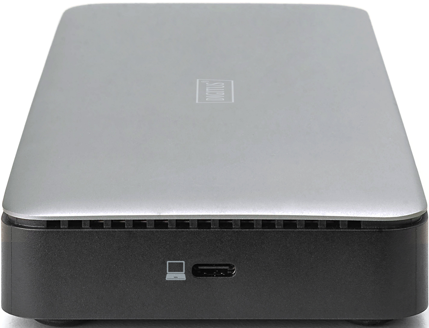 Silberner und schwarzer Server. Er hat einen USB-Anschluss an der Vorderseite.