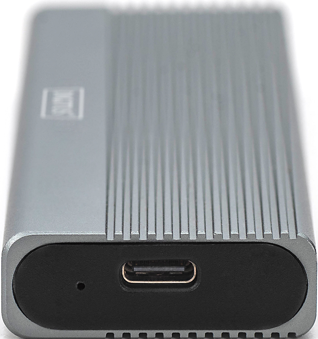 Nahaufnahme einer silbernen, geriffelten externen Festplatte mit einem schwarzen USB-Anschluss.