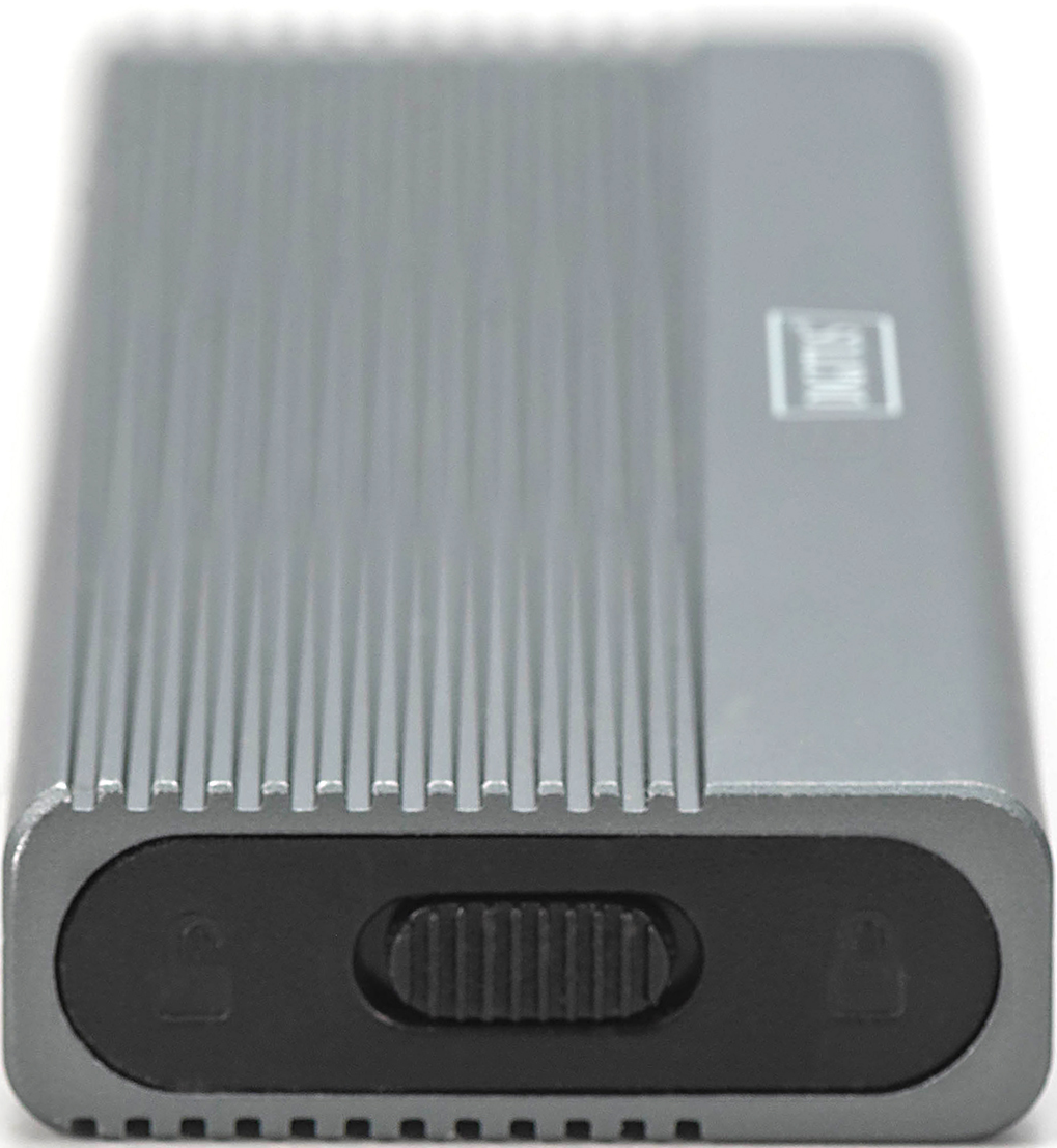 Nahaufnahme eines kleinen, silbernen, rechteckigen Datenspeichergeräts mit einem schwarzen Knopf unten.