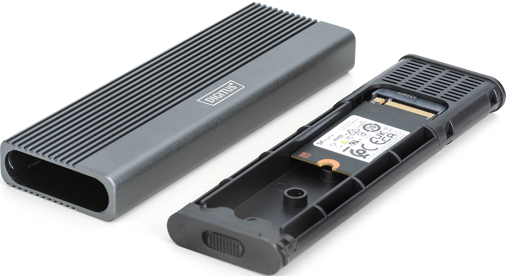 Ein schwarzes und graues Digitus externes SSD-Gehäuse, geöffnet, um die interne SSD freizulegen.
