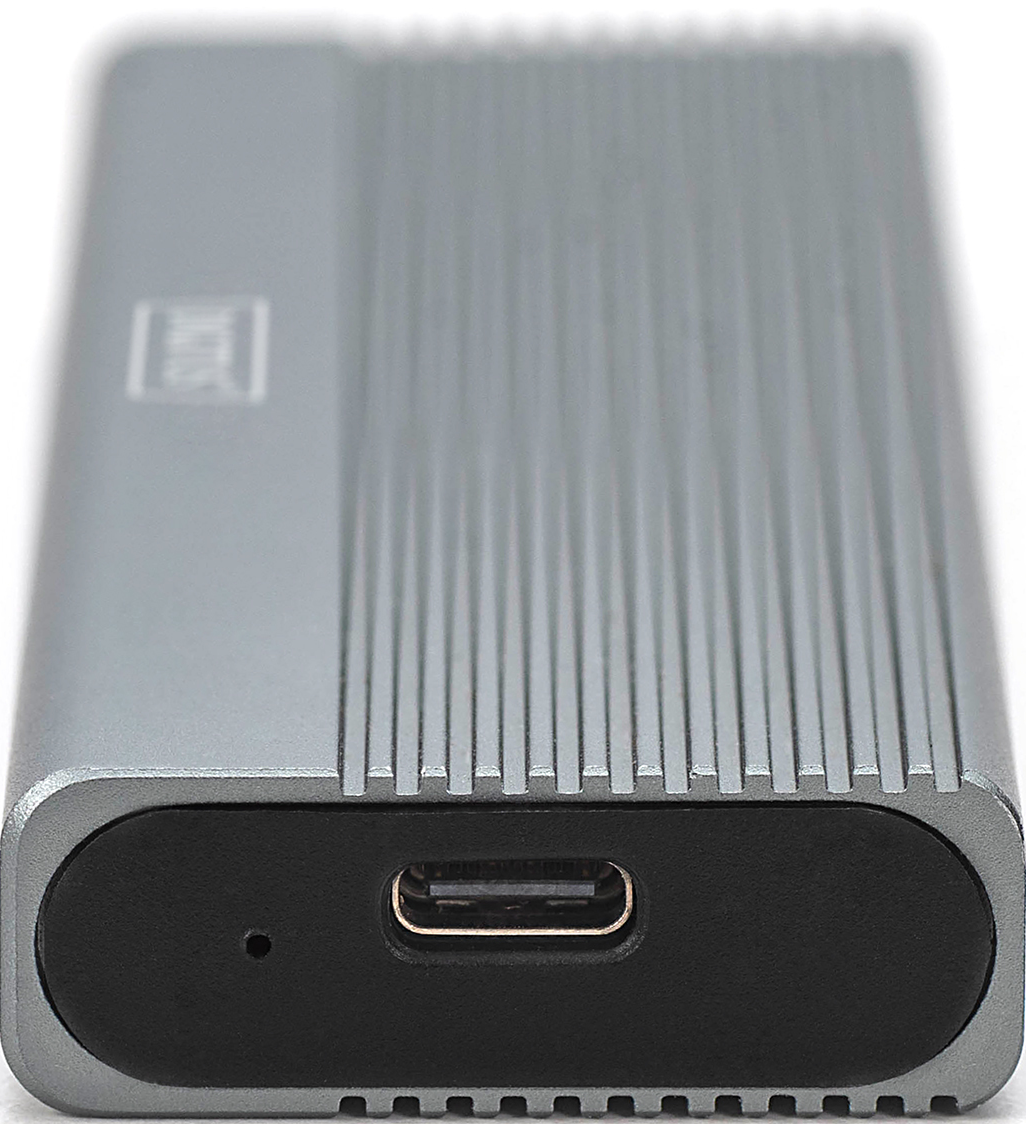 Silberne externe Festplatte mit USB-C-Anschluss unten. Es hat ein gerilltes Design.