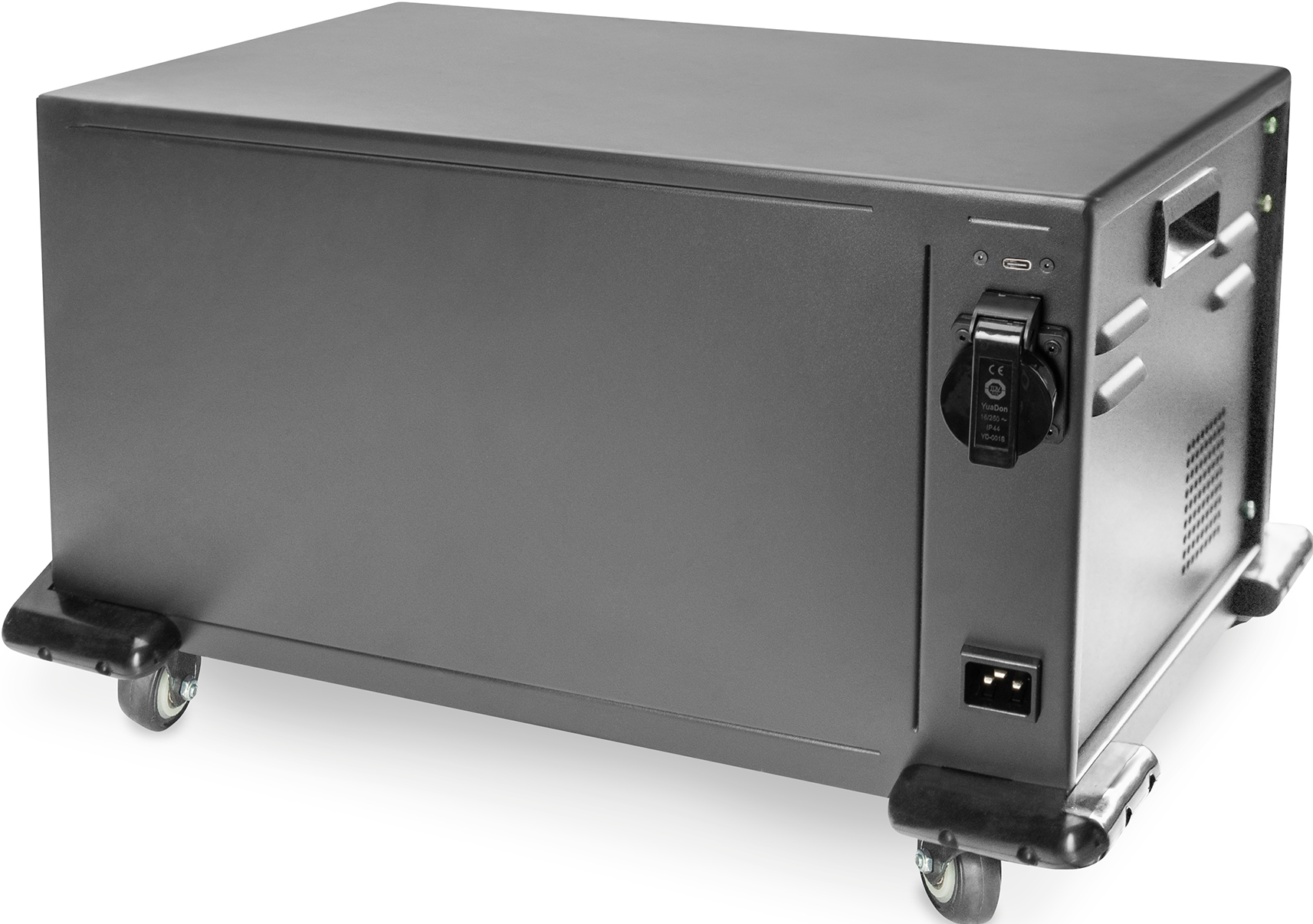 Eine schwarze, rechteckige Box mit Rädern und Anschlüssen für Strom- und USB-Verbindungen.