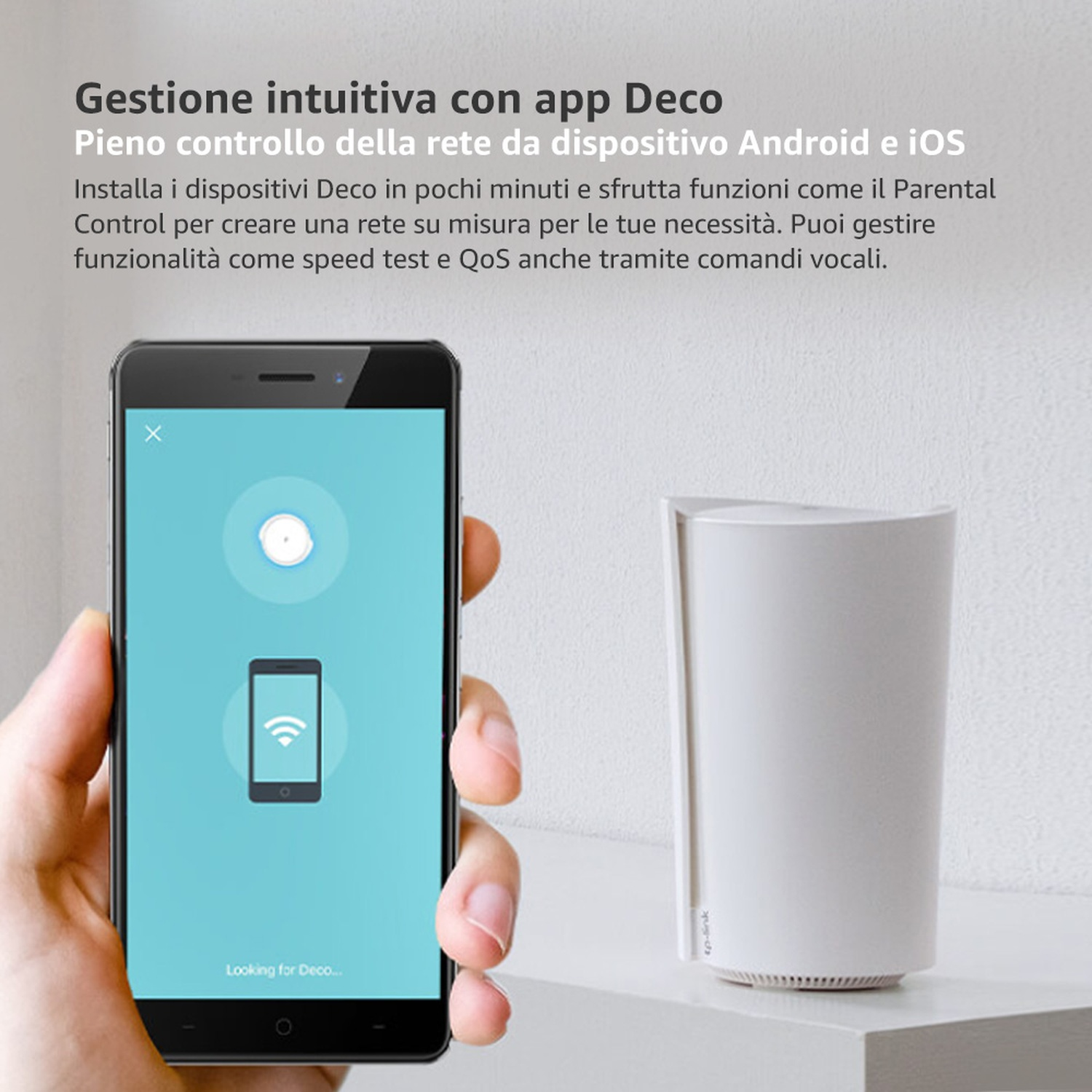 Telefono che mostra il segnale WiFi, accanto a un router bianco su una mensola.