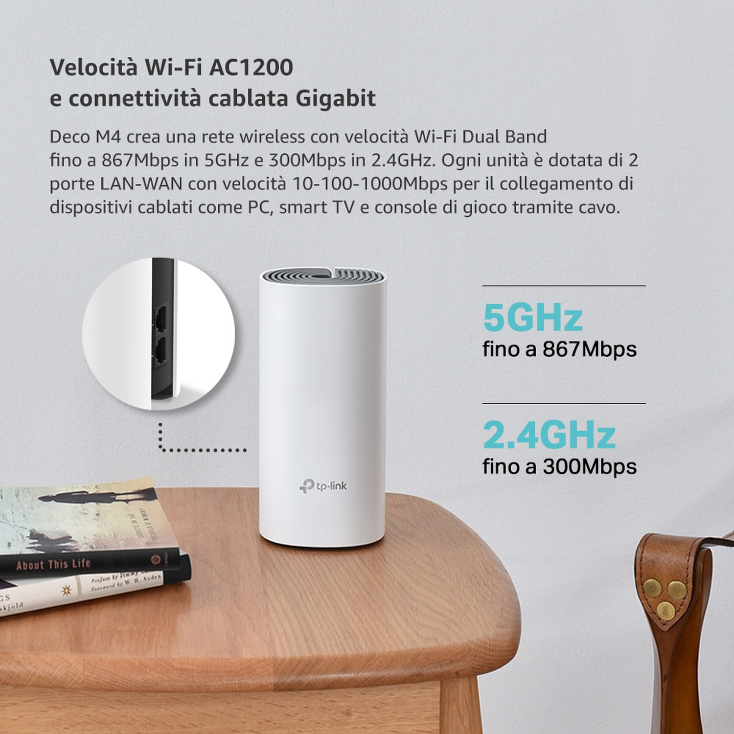 Un router TP-Link Deco M4 bianco su un tavolo di legno, con testo sulla velocità Wi-Fi.