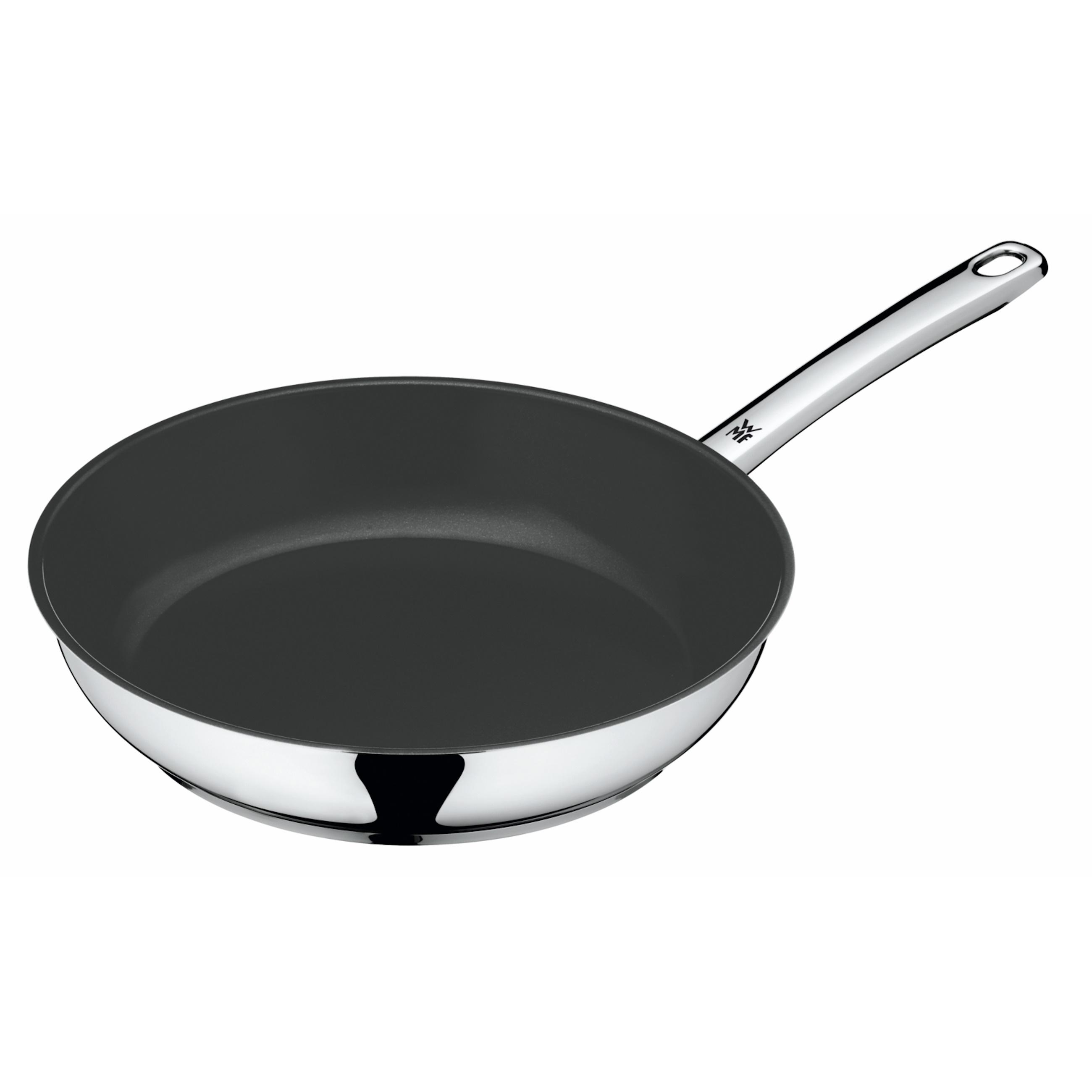 Eine Edelstahl-Bratpfanne mit schwarzer Kochfläche, isoliert auf Weiß.