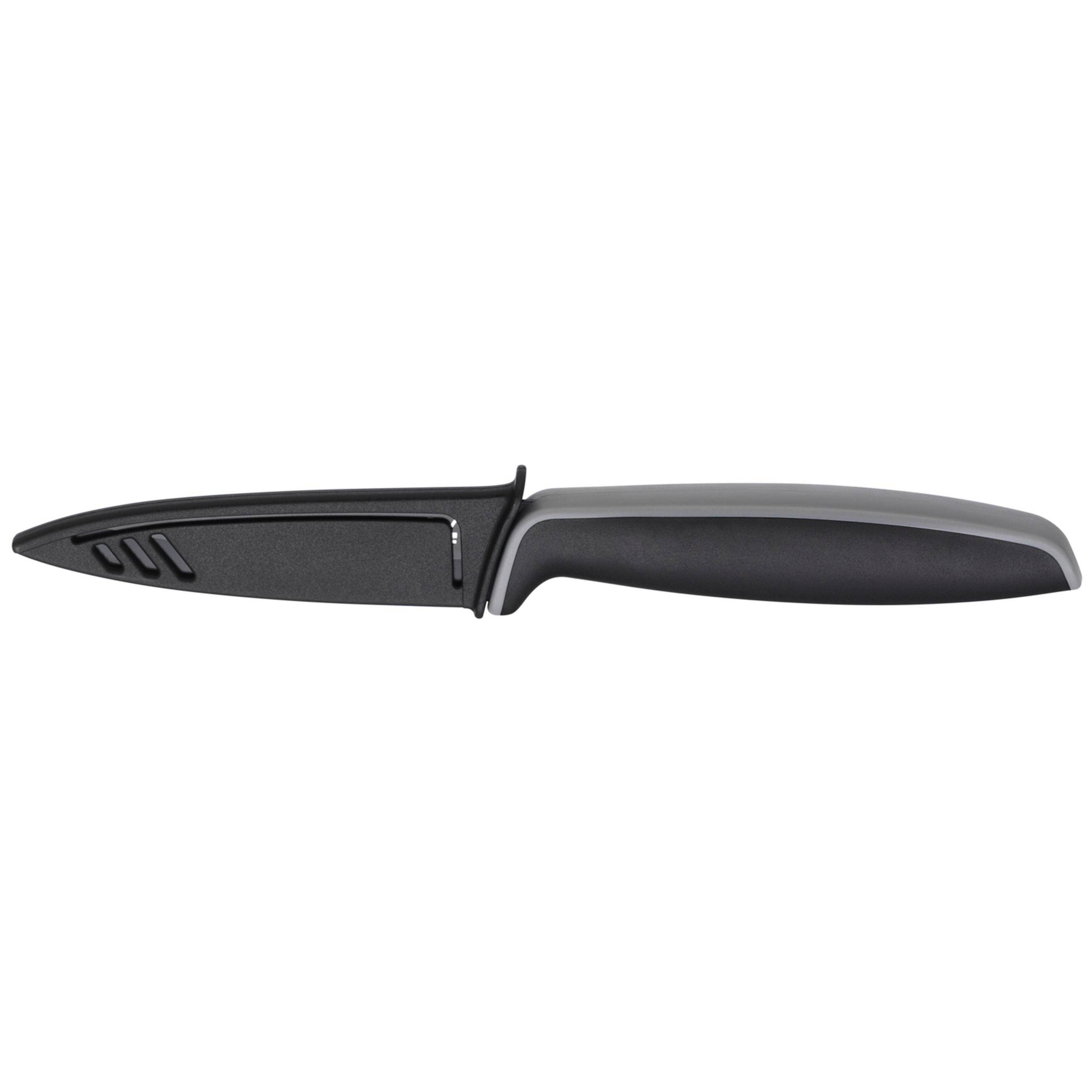 Ein schwarzes und graues Messer mit gezahnter Klinge und Schutzhülle, präsentiert auf weißem Hintergrund.