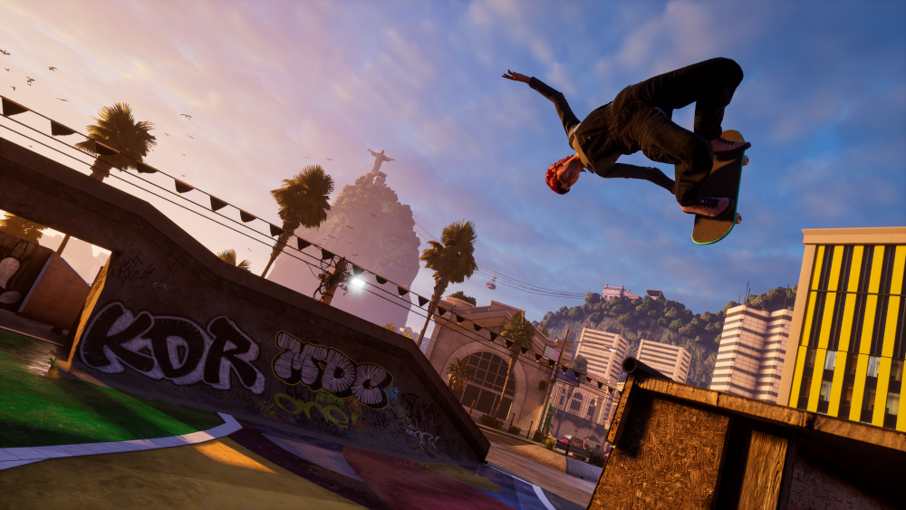 Skateboarder doet een truc bij zonsondergang.