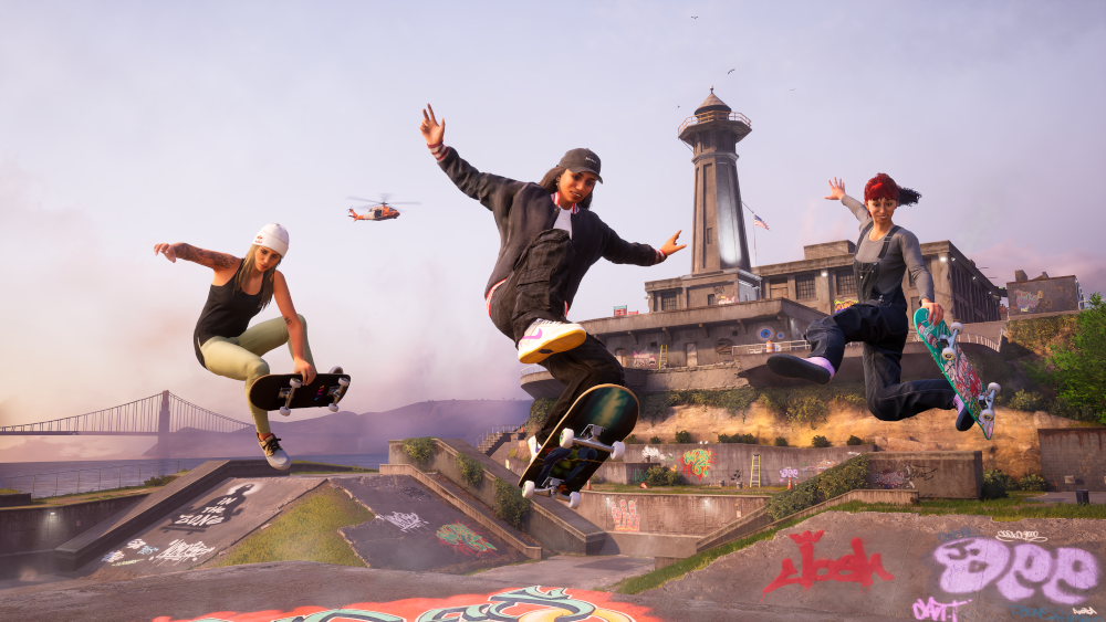 Drie skateboarders in de lucht in een skatepark, met een brug en vuurtoren op de achtergrond.