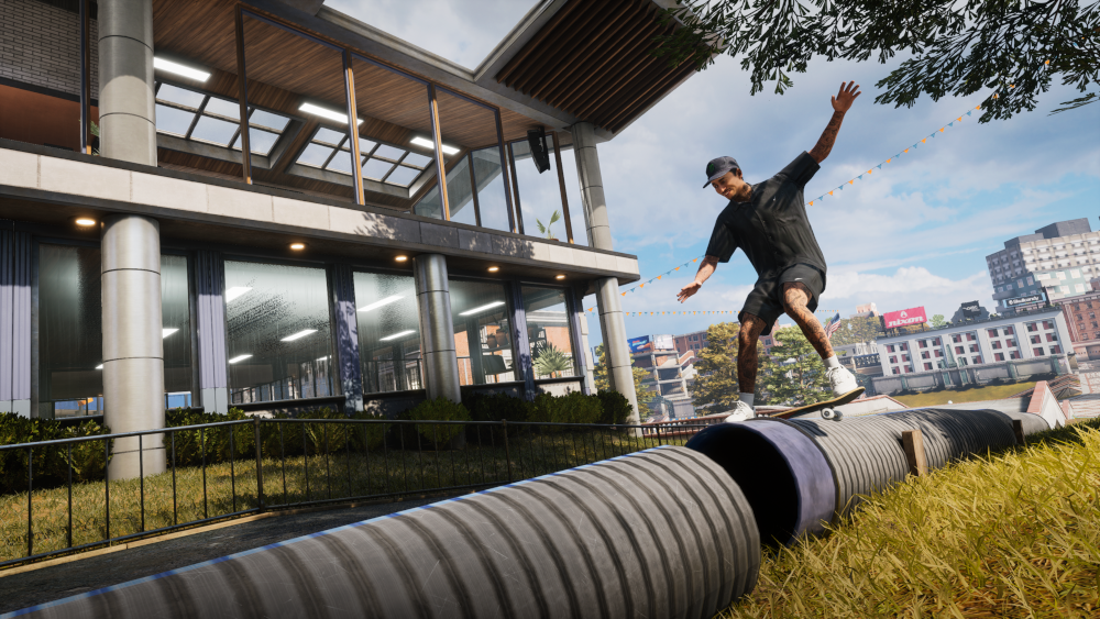 Skateboarder op een buis. Achtergrond is een stad met gebouwen en groen.