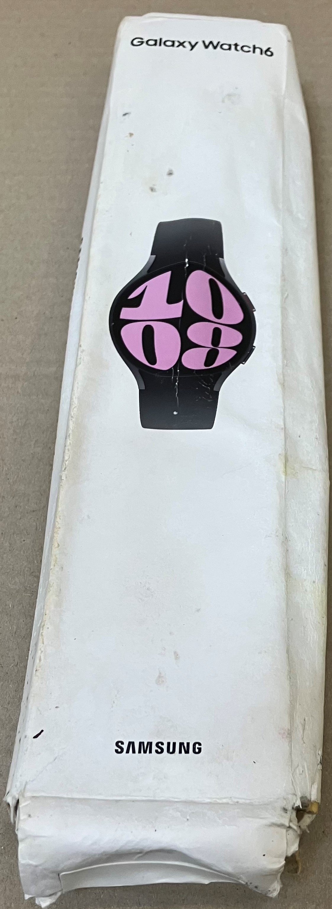 Opakowanie Galaxy Watch6 z różową tarczą i logo Samsung.