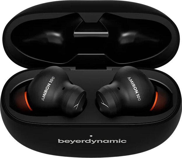 Czarne słuchawki douszne w czarnym etui ładującym. Widoczna jest nazwa marki.