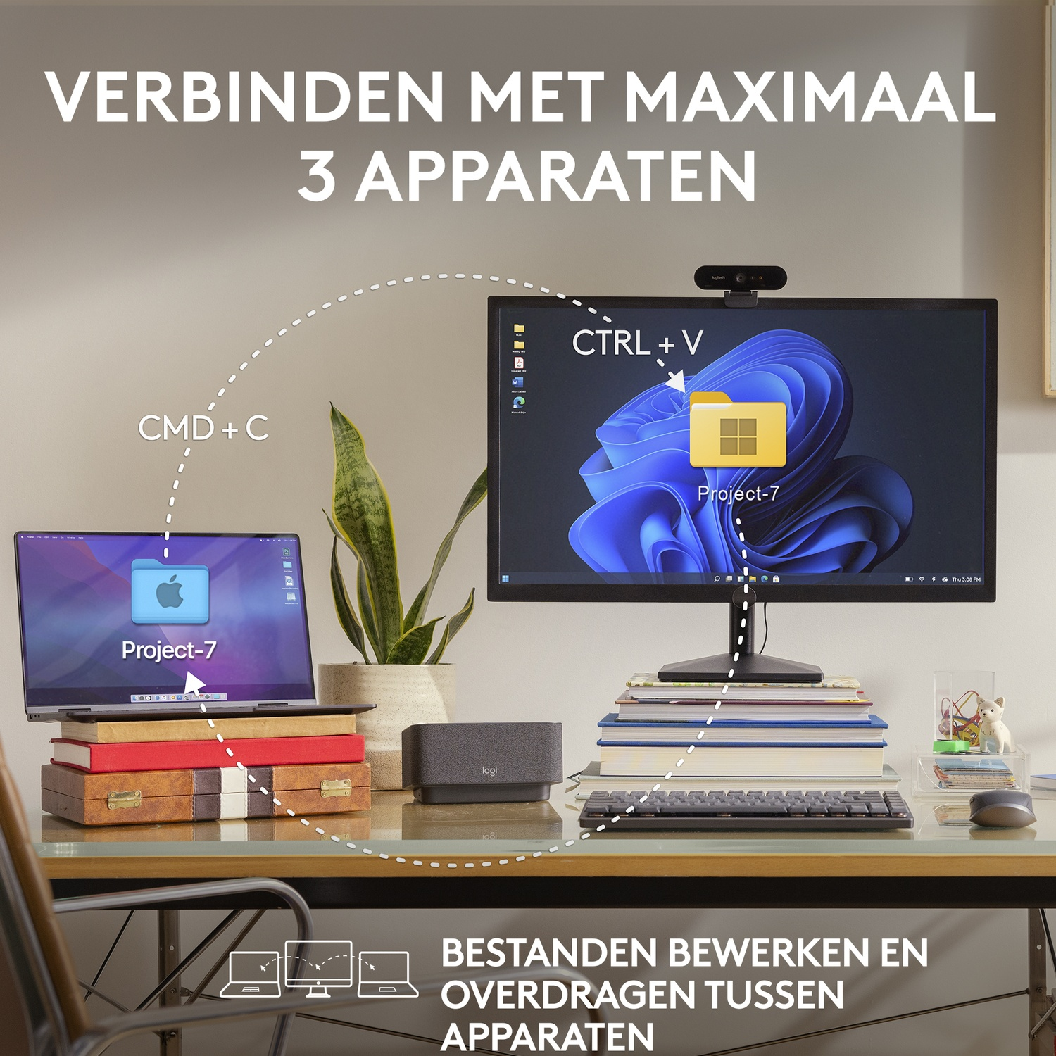 Bureau met laptop, monitor, webcam en luidspreker. Commando's voor kopiëren/plakken zichtbaar.