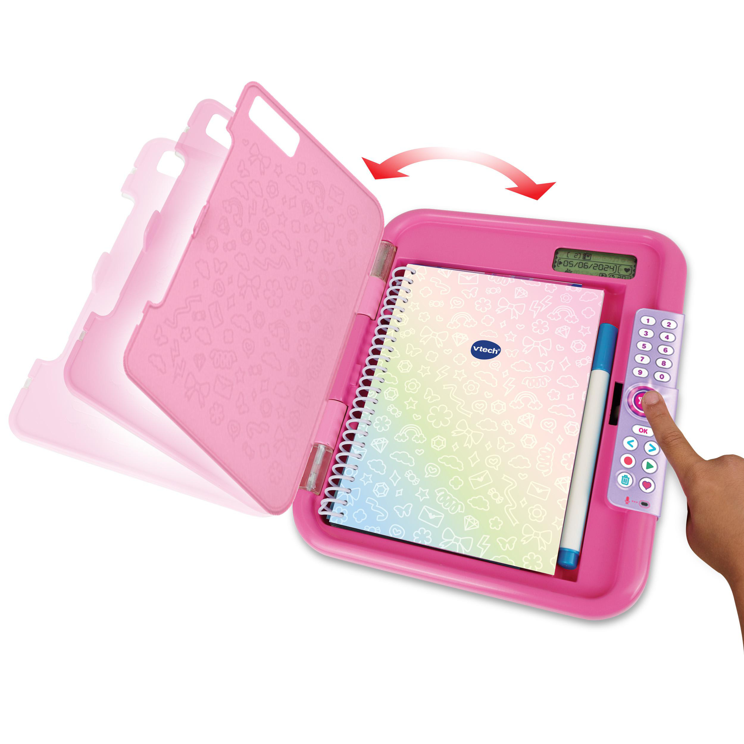 Ein rosa elektronisches Tagebuch ist geöffnet, ein Notizbuch und ein Stift sind zu sehen, eine Hand berührt die Fernbedienung.