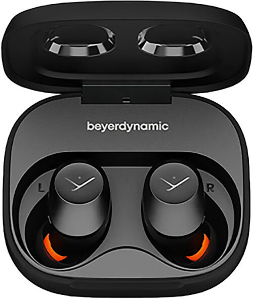 Para czarnych bezprzewodowych słuchawek w czarnym etui ładującym, otwartych. Widoczne pomarańczowe akcenty.