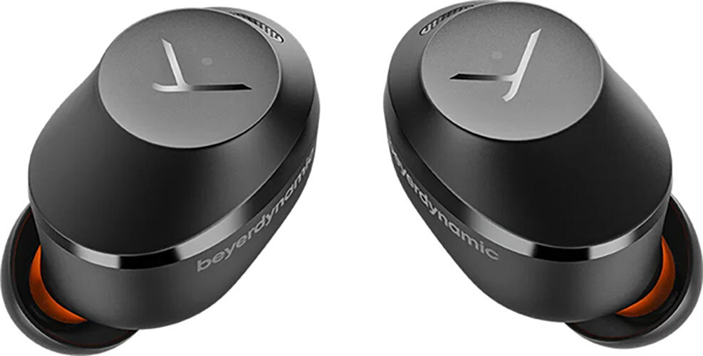 Para czarnych bezprzewodowych słuchawek Beyerdynamic z pomarańczowymi wkładkami dousznymi.