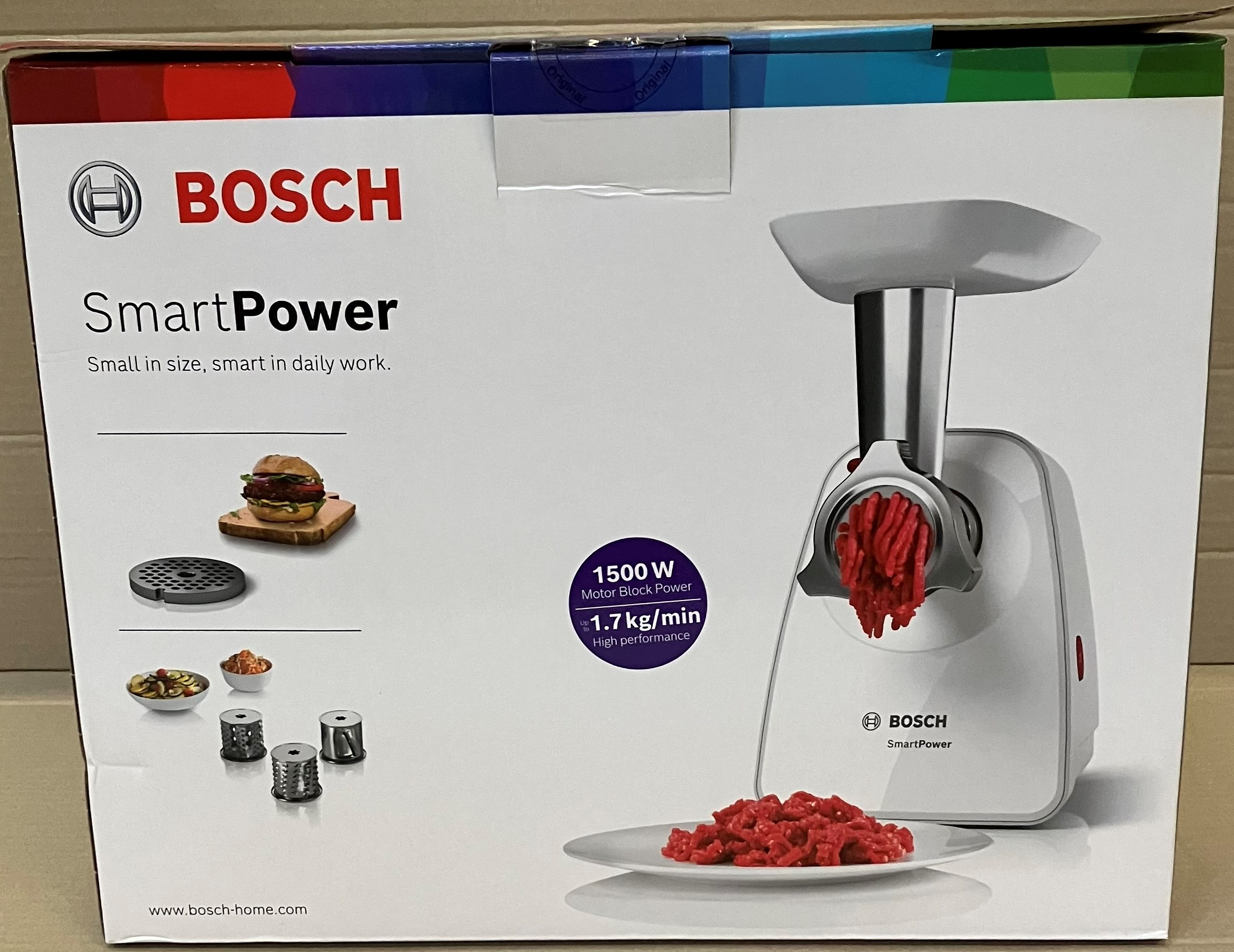 Biała maszynka do mięsa Bosch SmartPower i jej akcesoria.