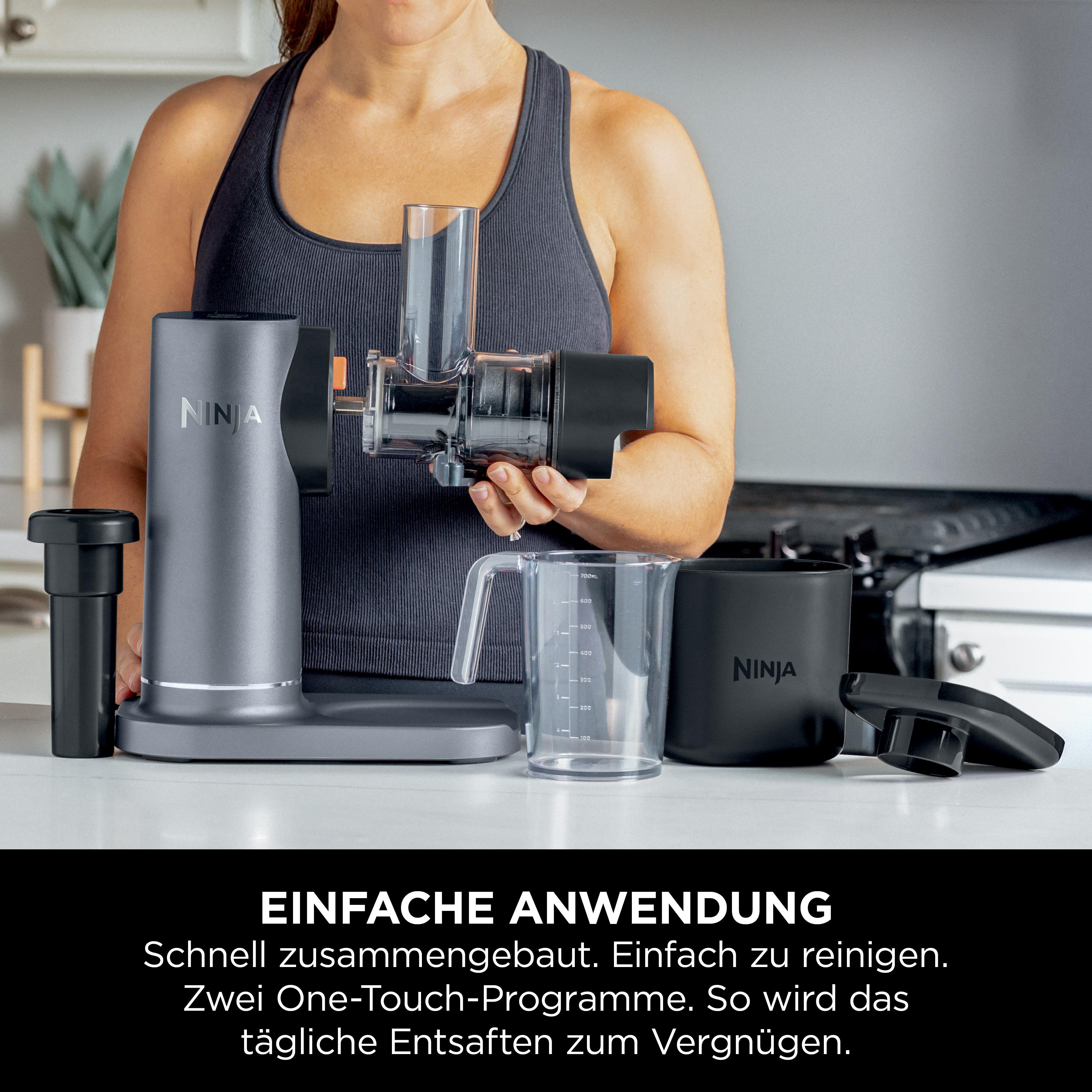 Eine Frau benutzt eine Entsaftungsmaschine. Es gibt mehrere Komponenten und Text im Bild.