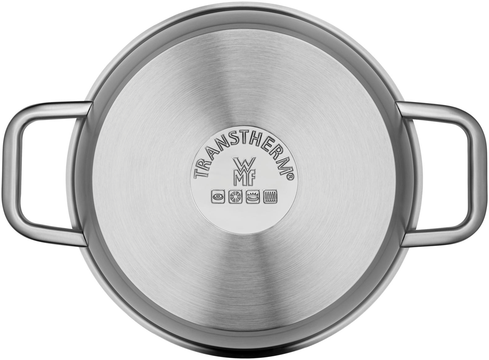 Ein Edelstahltopf, von unten betrachtet, mit dem TransTherm-Boden, WMF-Logo und Symbolen.
